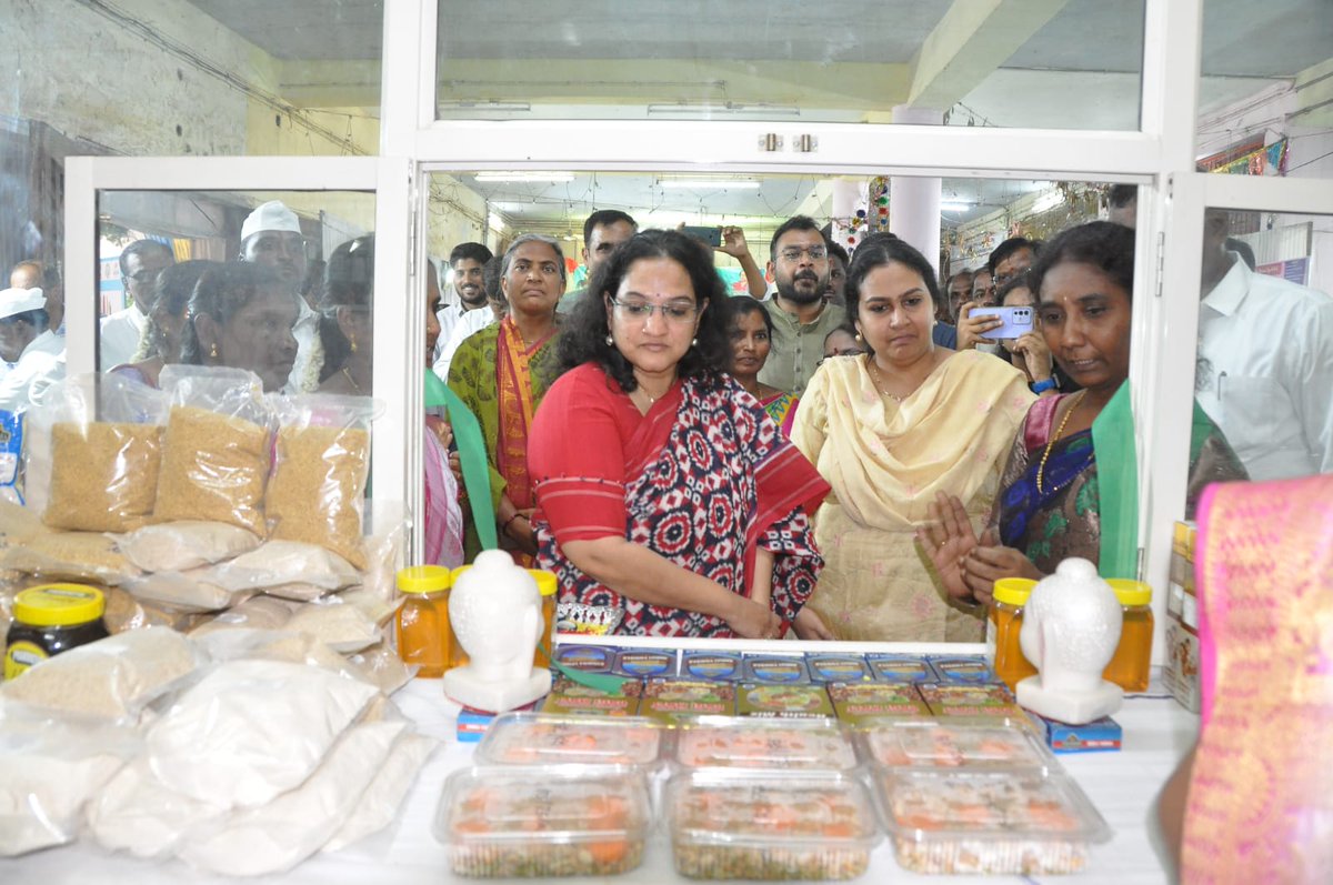 ddipr_knl's tweet photo. కలెక్టరేట్ లోని డ్వాక్రా బజార్ మెయిన్ ఎంట్రెన్స్ వద్ద ఏర్పాటు చేసిన మిల్లెట్ ఎగ్జిబిషన్ ప్రోగ్రాం లో పాల్గొన్న జిల్లా కలెక్టర్ డా.జి.సృజన, జాయింట్ కలెక్టర్ ఎన్.మౌర్య, మున్సిపల్ కమీషనర్ భార్గవ్ తేజ. https://t.co/lItcWrSGrM