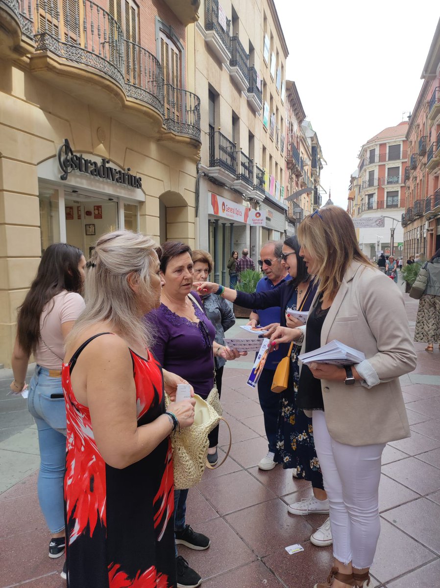 Juana Cruz, acompañada por miembros de la candidatura del partido local MI LINARES, toma contacto diariamente con los ciudadanos, explicando el programa electoral.

#MiLinares2023
#JuanaCruz
#28M