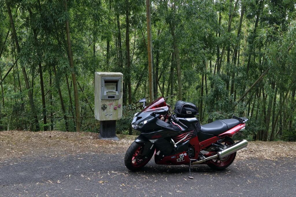 kaba_nosuke's tweet photo. 目的地は山の中のゲームボーイ
個人宅のポストらしいです

#zx14
#zzr1400
#ninja
#kawasaki
#ソロツー
#ソロツーリング
#ゲームボーイ
#ビッグゲームボーイ
#ポスト https://t.co/LPeUIojzCl