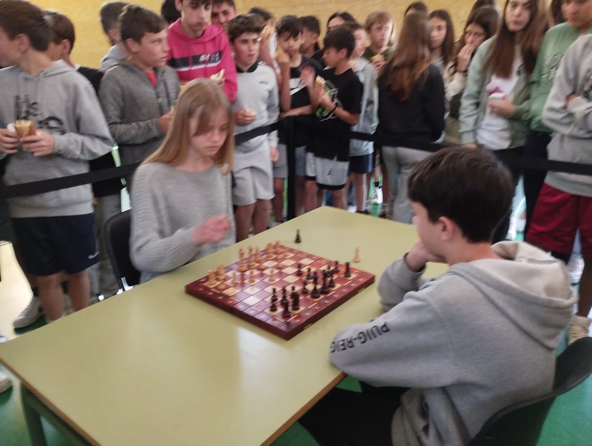 FINAL DEL TORNEIG D'ESCACS.
JA TENIM GUANYADOR!!
Els dos eminents finalistes, SOFIA DEMIDOVSKA i JOAN GARRIGA, s'han enfrontat en una partida molt igualada i renyida.
GUANYADOR: JOAN GARRIGA.
Enhorabona a tots dos, uns mestres dels escacs.