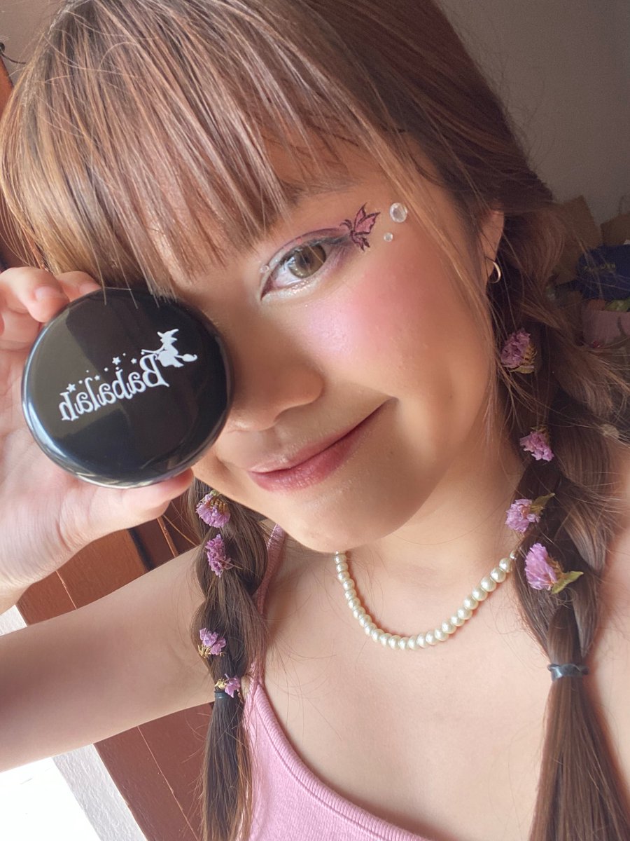 อย่าพึ่งบอกว่าตัวเองไม่สวย !! ถ้ายังไม่ได้ลองทา 💜 แป้ง Babalah 💜แป้งตัวนี้เขาคุมมันเริ่ดสุด สวยเสกได้ไม่ง้อฟิลเตอร์ไอจี ตลับเล็ก พกไป touch up ระหว่างวันได้ หาซื้อง่ายด้วย เซเว่นทุกสาขา เริ่มเลยค่ะ ไปเป็นตัวให้นมบุตรกัน🧙🏻✨
#babalahxmayconcert2023
#babalahมาครีเอทlook