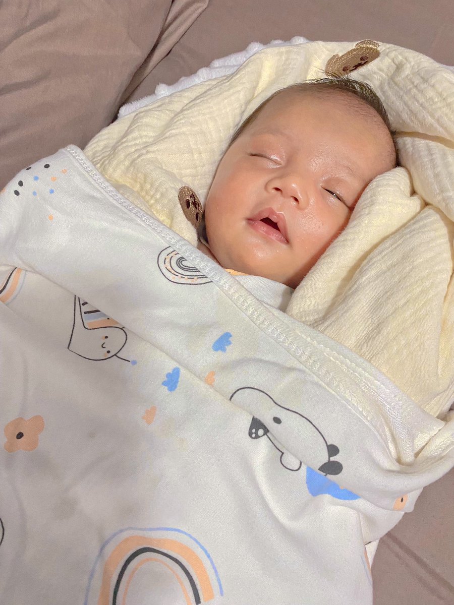 AewLaddawan's tweet photo. หนุ่มน้อย👦🏻 สาวน้อย👧🏻 ครบ 1 เดือน
แล้วน๊าาาเบบี๋ตัวตึงของแม่🤍😍 https://t.co/wOKohFKPDD