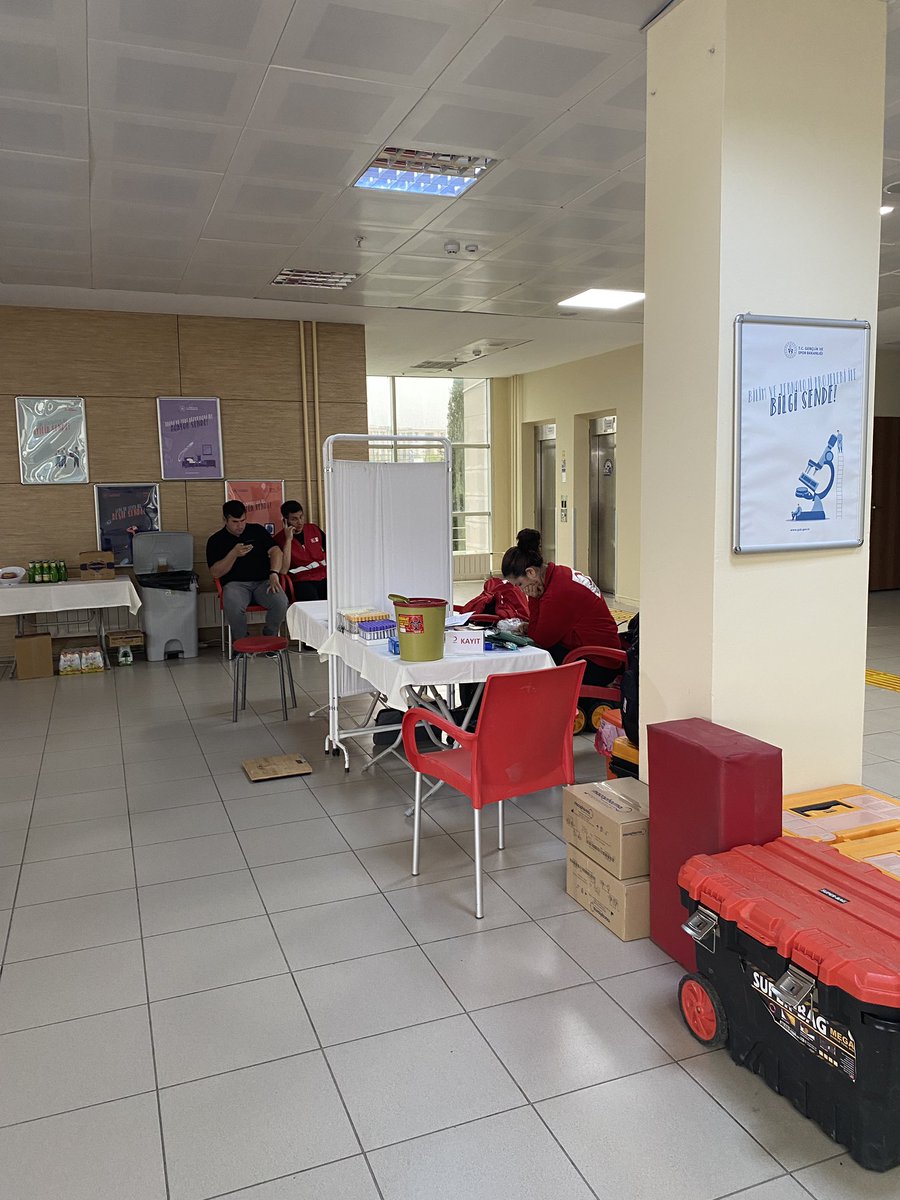 genclerleegitim's tweet photo. Devletimize emanet olan gençlerimiz,  
ders dışı zamanlarını olumlu bir şekilde değerlendirmek amacıyla Kızılayın düzenlemiş oldu��u kan bağışı faaliyetine katılarak; vatandaşlarımızın kan ihtiyacının karşılanmasına katkıda bulundular #gençlerdaimamilletininyanında 
@selimakGSB https://t.co/c1M3Q2WOz9