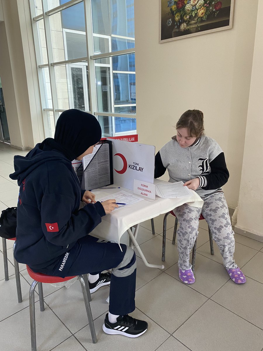 genclerleegitim's tweet photo. Devletimize emanet olan gençlerimiz,  
ders dışı zamanlarını olumlu bir şekilde değerlendirmek amacıyla Kızılayın düzenlemiş oldu��u kan bağışı faaliyetine katılarak; vatandaşlarımızın kan ihtiyacının karşılanmasına katkıda bulundular #gençlerdaimamilletininyanında 
@selimakGSB https://t.co/c1M3Q2WOz9