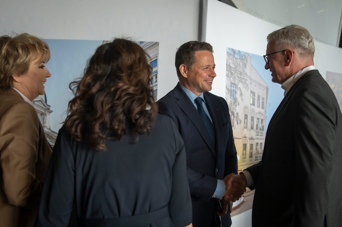 Silna ekipa samorządowa w Łodzi 💪 Rozmowa z @TimmermansEU na Samorządowym Kongresie Klimatycznym o walce ze zmianami klimatu, o zapewnieniu stabilnego dostępu do czystej energii w przystępnej cenie. To kluczowe wyzwania. Podejmujemy je lokalnie. Ale potrzebujemy wsparcia UE 🇪🇺