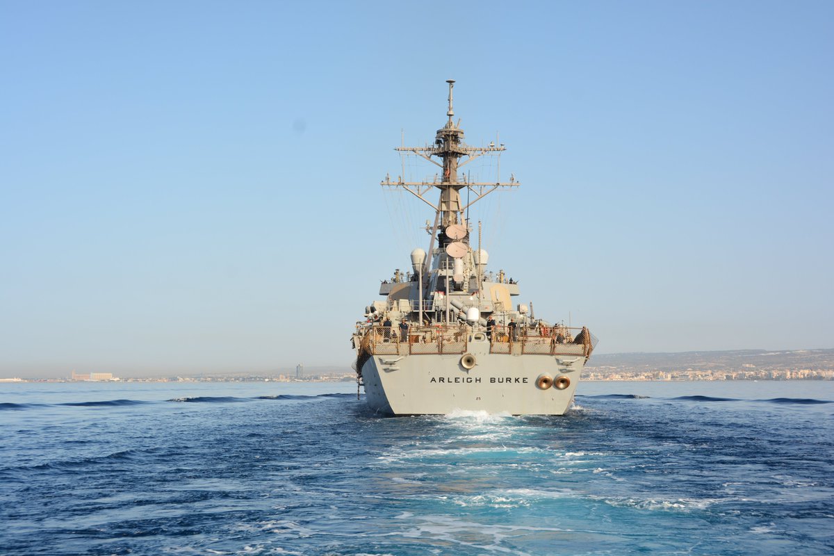 ABD Donanması'na bağlı, güdümlü füze destroyeri #USSArleighBurke'nin (#DDG51) Güney Kıbrıs'ın Limasol limanını ziyaret etmesi Ankara'da ve KKTC'de rahatsızlığa neden oldu. 
Amerikan yönetimi 2022 yılında da Kıbrıslı Rumlara uygulanan silah ambargosunu kaldırma kararı almıştı.