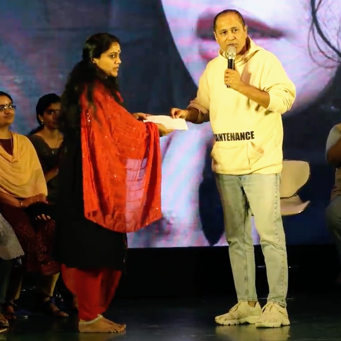 adah_sharma's tweet photo. यत्र नार्यस्तु पूज्यन्ते, रमन्ते तत्र देवताः!

A small step from our side, #TheKeralaStory team donates 51 Lakh to Aarsha Vidya Samajam an initiative of Vinjana Bharathi Educational & Charitable Society for construction of Ashram 🙏🏼 

This organisation has been working relentlessly & selflessly to rehabilitate our daughters who were converted in the name of love through radicalisation.

Please join our movement by contributing generously & take a step to #SaveOurDaughters

#VipulAmrutlalShah @sudiptoSENtlm @Aashin_A_Shah @sunshinepicture @adah_sharma @iyogitabihani @soniabalani9 @SiddhiIdnani @akavijaykrishna @pachauripranay @pranavmisshra #SunshinePictures #SaveOurDaughters