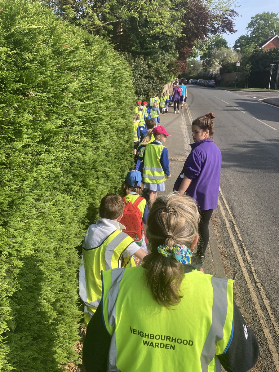 Day 2 of supporting #WalkToSchoolWeek 
@BillingshurstPC @station49fire 
@HorshamDC 
@NatWalkToSchool had some positive engagement with some young people on the way to school today 👍