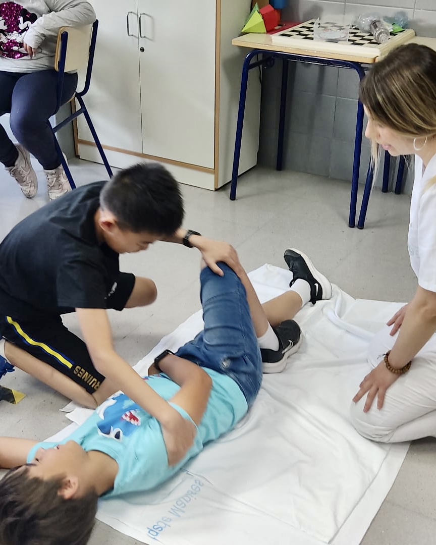 GVASalutManises's tweet photo. @Ajuntaldaia Estos alumnos y alumnas del CP Mariano Benlliure recibieron esta formación por nuestros profesionales, lo que les permite reaccionar y actuar ante una crisis cardiopulmonar que incluso pueden ayudar a salvar una vida. ❤️ #FormacionManises #CuidamosDeTi https://t.co/tVmRkazDQB