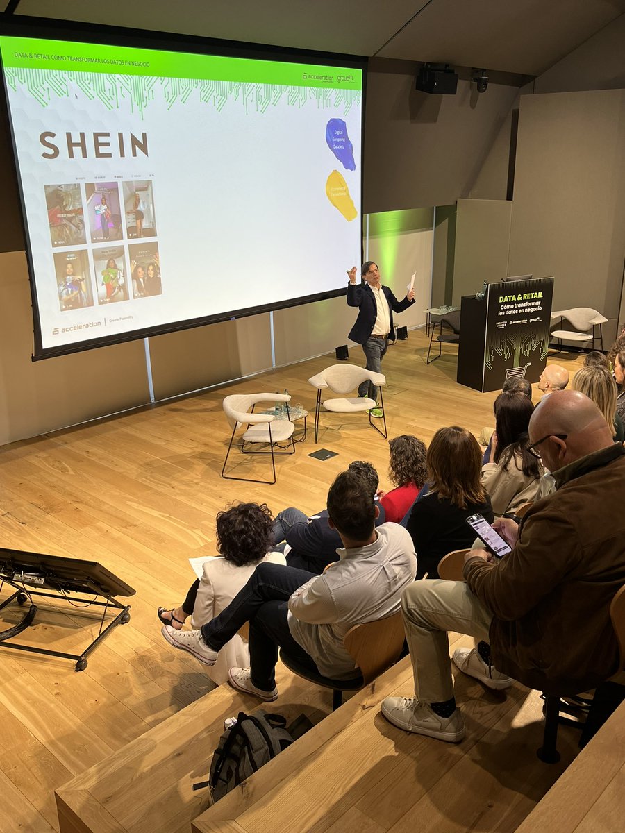 #dataretail Javier Oliete habla en su intervención del #renacimientoempresarial y de la nueva era basada en el dato y cómo los #retailers pueden hacer #negocio
