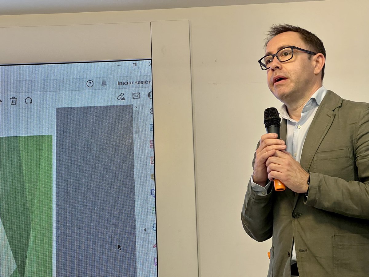antonioroda's tweet photo. Arranca el primer #SeminariodeCineAndaluz en @campuseusa con la ponencia inaugural de #MartaVelasco preguntando “Existe un cine andaluz?” como presidenta de la @acacineandaluz. Gran reflexión tras la emotiva presentación de #SergioToledo y @raulmatres. https://t.co/kt5K73AtPe