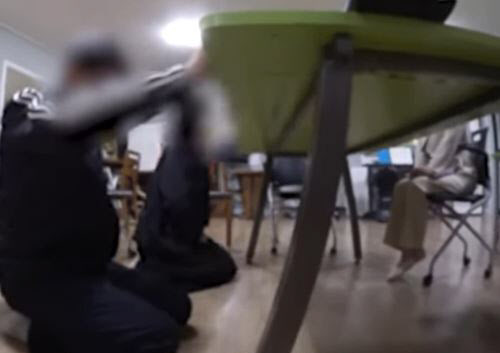 tang__kira's tweet photo. TW // Sexual abuse, sexual harassment, Child Sex

Ini kasus gila banget

Seorang wanita berumur 30 tahun mengaku dia sudah mendapat pelecehan seksual sejak umur dia 4 tahun.

Ayah kandungnya dan ibu tirinya itu.. Gatau deh gmn jelasinnya... No words... https://t.co/7unyDz4QbJ