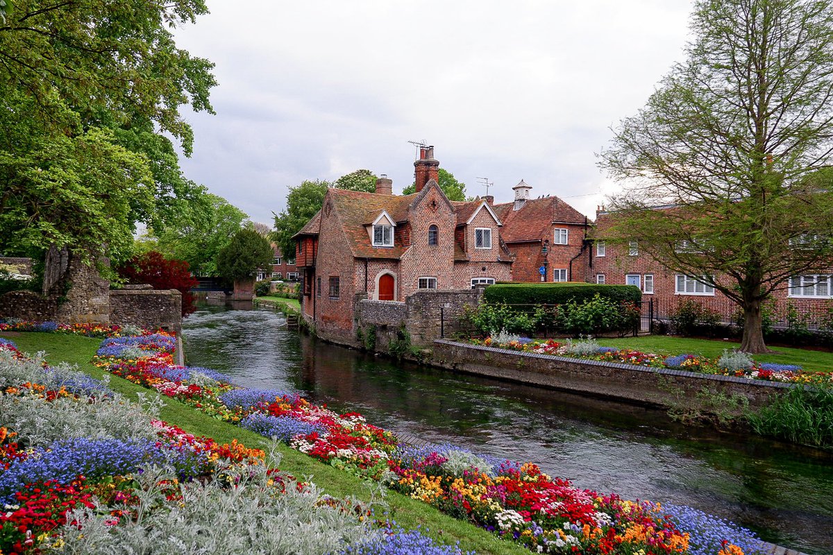 Q_cupid's tweet photo. ถ้าเบื่อๆ London อยากออกมาเมืองอื่นที่นั่งรถไฟมาไม่นาน แนะนำ Canterbury (รอบที่ล้าน) นั่งรถมาไม่เกิน 1 ชั่วโมง คุณก็จะพบเจอบ้านเมืองที่ล้อมไปด้วยธรรมชาติ เมืองเล็กๆที่ฮี��ใจ ถ้ามาวันที่มีแสงแดดหน่อยจะฉ่ำใจมาก 🌿 https://t.co/NGpLc8r6oV