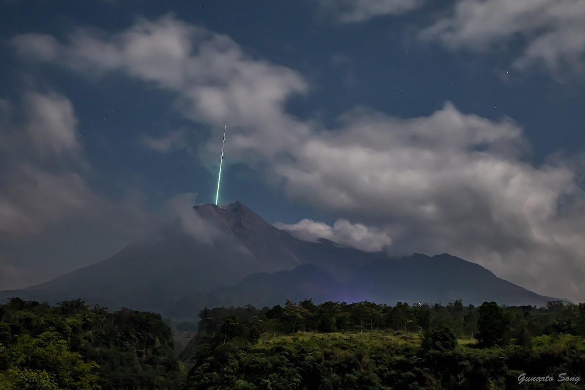 This picture by photographer Gunarto Song captured Mount Merapi, the most active volcano in Indonesia, with a meteor's streak, prospectively falling in its crater 

[read more: buff.ly/3yS52CY]