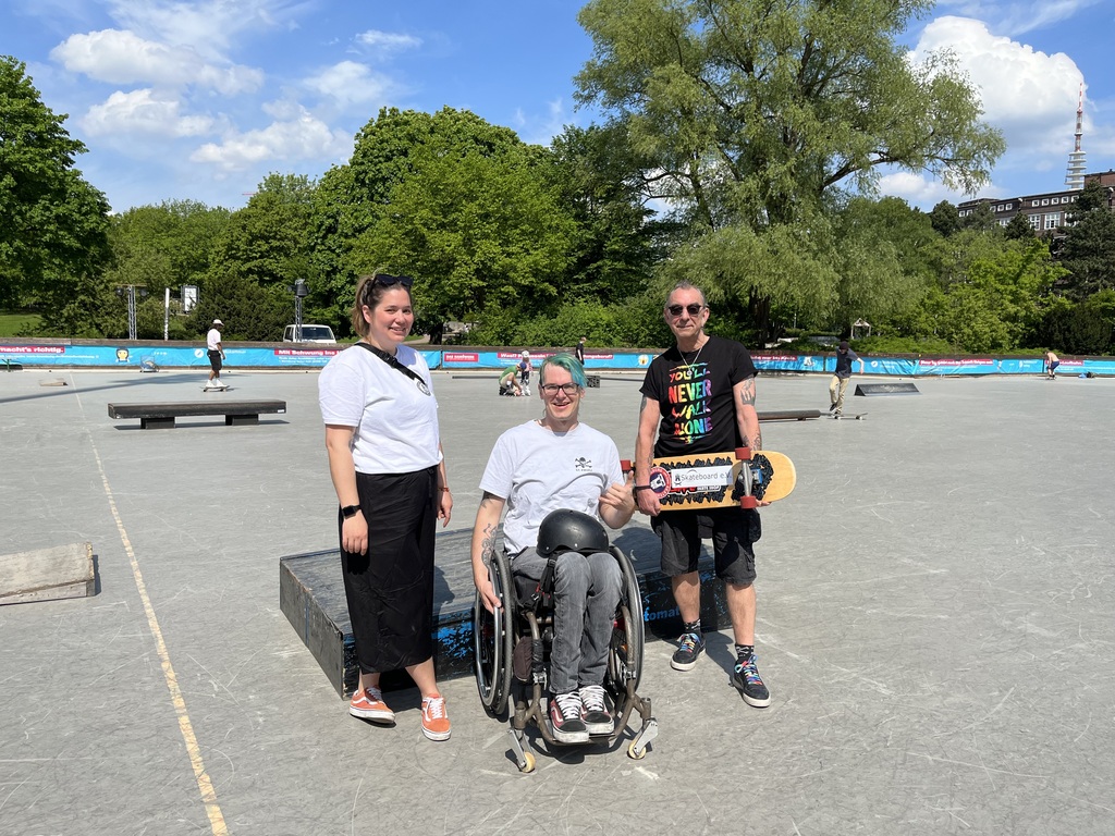 ppapagei's tweet photo. aarrhh https://t.co/Unt6clzOLZ 
Kiezhelden unterstützt das Projekt Special Skate des Skateboard e.V.

Es war eine sehr gemischte Gruppe, die sich an einem Sonntagvormittag bei bestem Wetter an der Rollschuhbahn in Planten un Blomen (Große Wallanlagen) rund um den Pavillon… https://t.co/EjjvI8JtvR