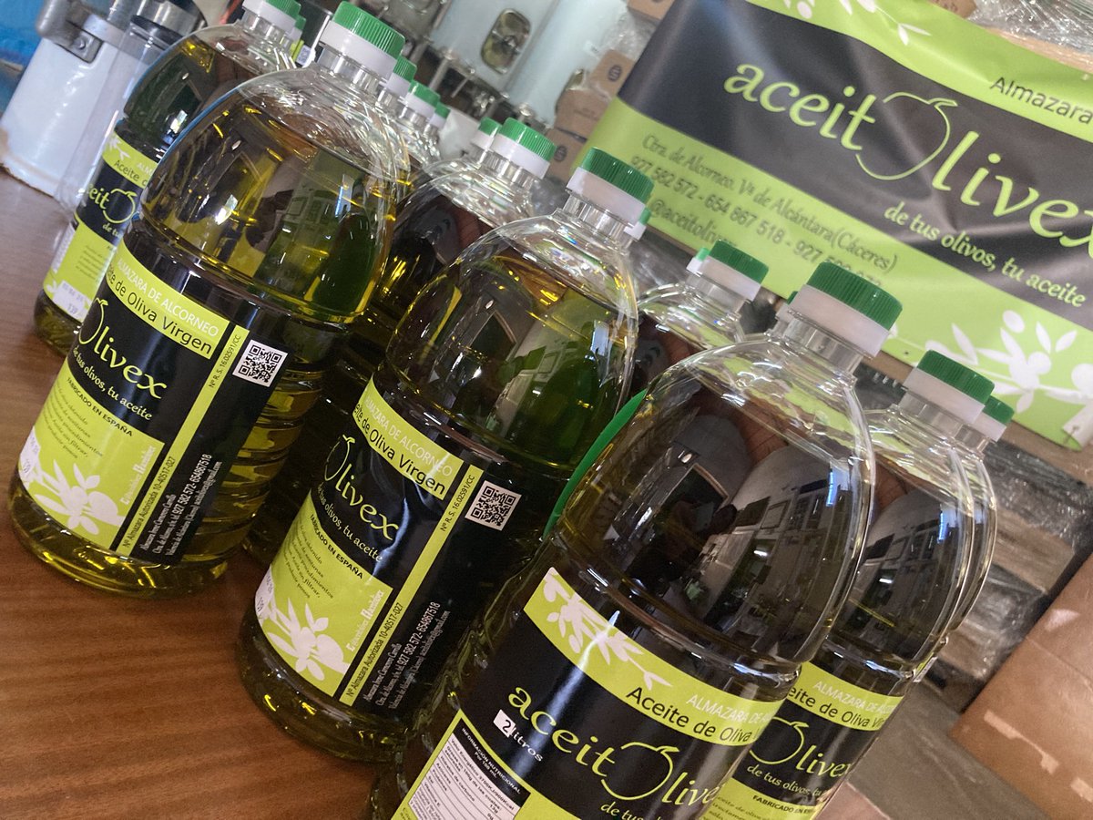 aceitolivex's tweet photo. Preparando los pedidos 🍈🌿💚👏🏽👏🏽👏🏽
.
.
.
#aove #alimentosdeectremadura #almazaradealcorneo #aceitedepueblo #almazaradealcorneo #almazaradevalenciadealcantara #aceitedeExtremadura #olivartradicional #olivoscentenarios #laraia #laraya #primeraprensadaenfrio https://t.co/zMFQ7Pqh7X