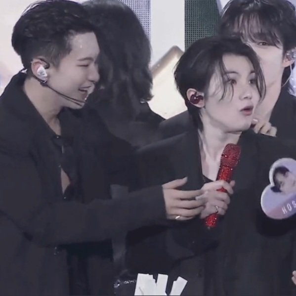표정 변화 웃겨서 쓰러질 것 같아ㅠㅠㅠㅠ큐ㅠㅠㅠ

뽑기 전                                   호시임을 확인

못본 척 다시 집어넣기                        실패
