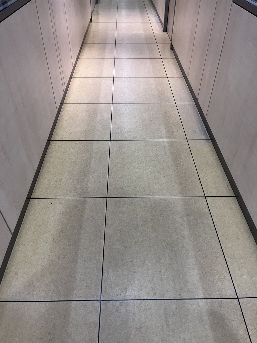 Aquí , esperando 😝