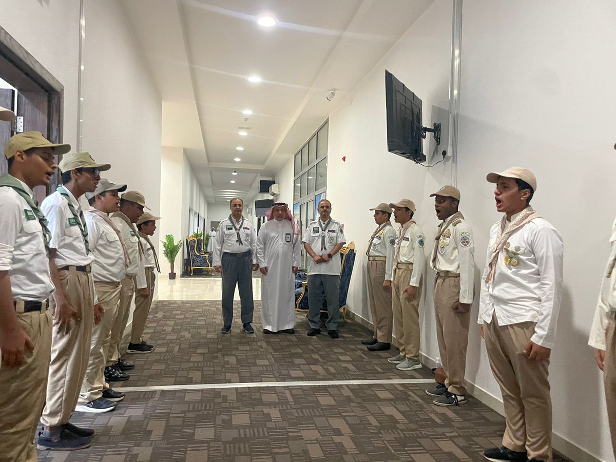 تم مساء الامس الاربعاء ٢٧ / ١٠ / ١٤٤٤ تكريم القادة والكشافة المشاركين بخدمة المعتمرين بمطار الملك عبدالعزيز الدولي بحضور مدير النشاط الطلابي الاستاذ عوض العتيبي والمشرفين واولياء الامور مع امنياتنا للجميع بالتوفيق .