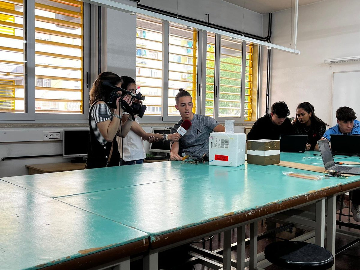 TecBellSpace's tweet photo. ‼️📺AVUI HA VINGUT LA TV📺‼️

Avui ha vingut la @lhdigitalh a fer-nos preguntes molt interesants sobre el nostre projecte, hem estat encantats de colaborar amb ells y estem molt orgullosos de haber arribat tan lluny.😁

Aquest reportatge sortira avui a les 15:00 a la TV LH. https://t.co/E1l6awpWLK