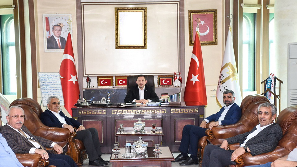 Nusaybin Kaymakamı Ercan Kayabaşı, Atatürk portresini soran gazeteciyi tehdit etti
bit.ly/3ImOKtL