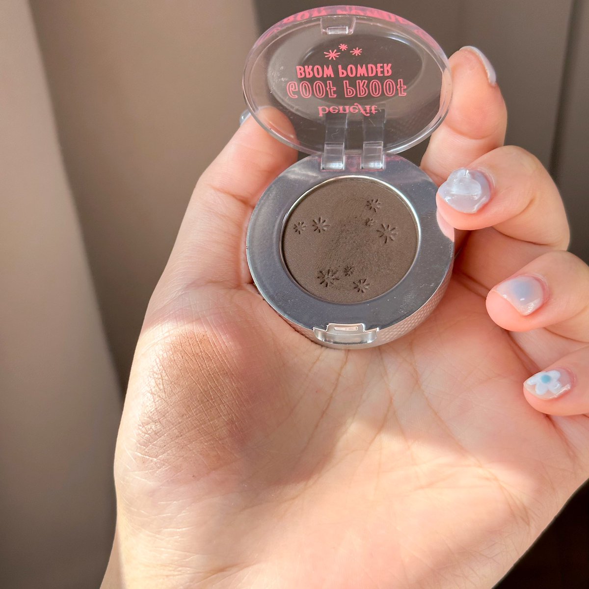 Hamkdy_'s tweet photo. อันนี้แหละที่บอก benefit goof proof ดีอะไรไม่รู้ แค่ที่เขียนคิ้วฝุ่น ดูไม่มีอะไรแต่เขียนออกมาสวยจริงㅠㅠ ประหนึ่งช่างเขียนให้ มันไม่เป็นฝุ่นเกิน ไม่เข้มเกิน แตะยังไงก็ไม่ปริง controlง่าย คิ้วเต็มแต่ไม่มีกรอบ ฟุ้งแต่ชัด ต้องใช้คู่กับแปรงเค้าด้วยนะย้ำ https://t.co/J5c3sXQLt1