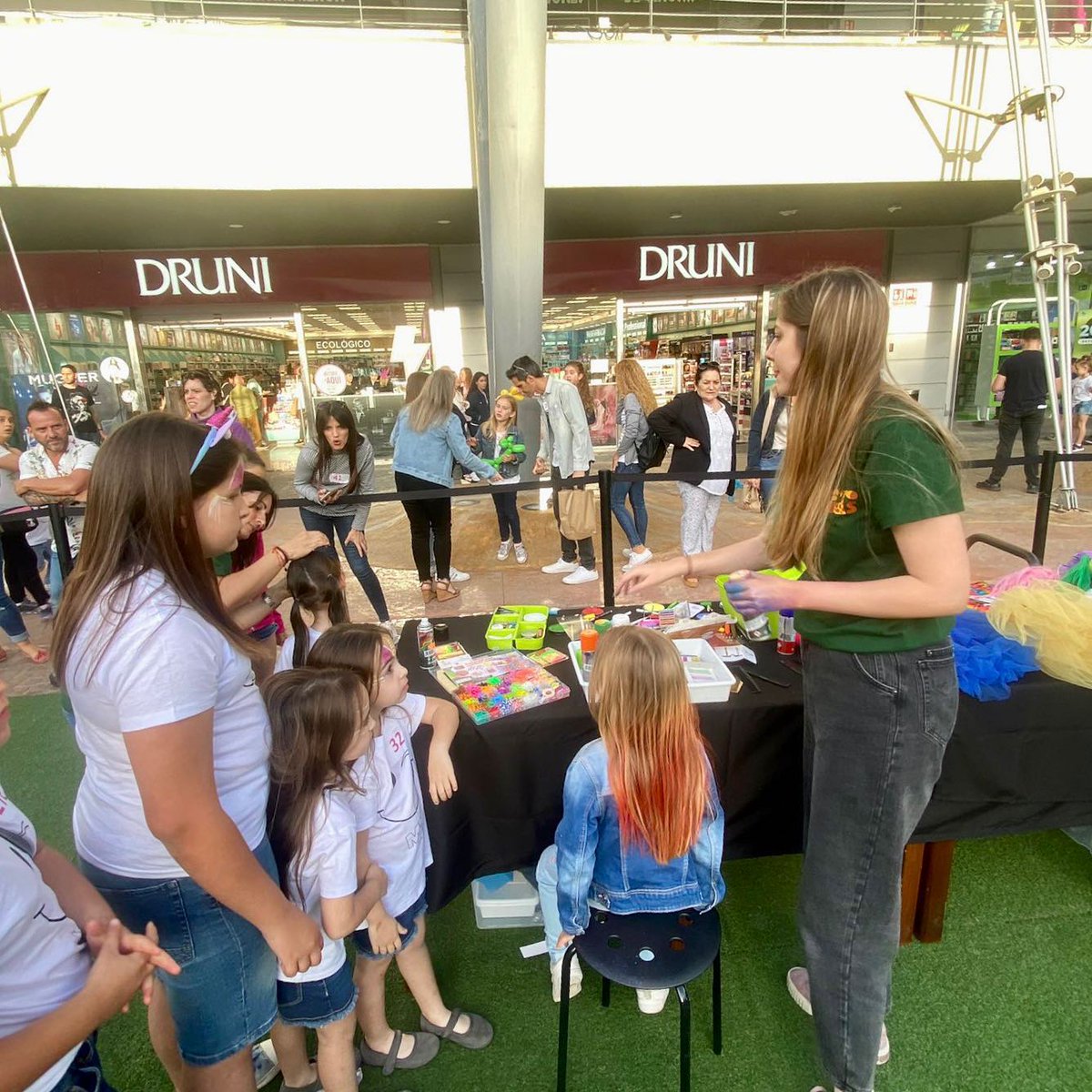 grupotot's tweet photo. Aquest cap de setmana hem estat donant suport al #castingdemoda del centre comercial @MN4CC  amb un taller de perruqueria, maquillatge i estètica per a un públic infantil.
👇 https://t.co/uZCrk4s3b4