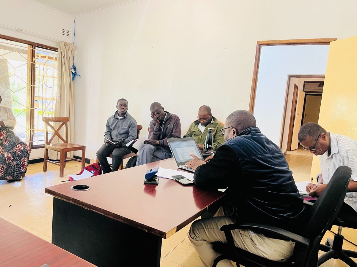 DCU leadership meeting with its Managers today <a href="/ClintonFdn/">Clinton Foundation</a> office in Malawi, discussing the cooperative's business operations.
#FarmersBusiness
#MarketingStrategy