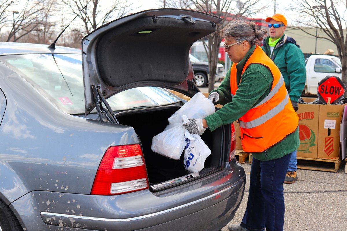 Gleaners is hosting drive-up food distributions per day Monday-Friday this week, while supplies lasts. Times and locations: bit.ly/3xaz0U1 Please share!

This institution is an equal opportunity provider.

#Gleaners #FoodBank #MobilePantry #FoodPantry #MetroDetroit