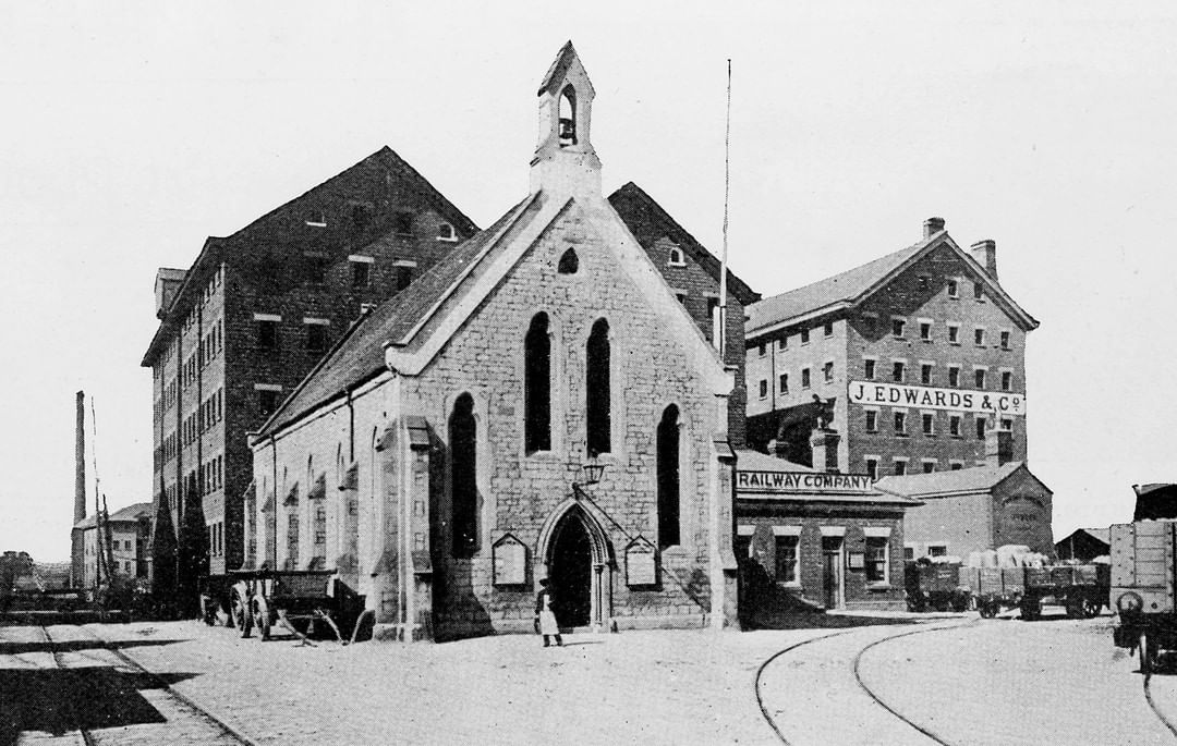 Happy #ThrowbackThursday Gloucester! 

Today we wanted to share with you this photo of Mariners Chapel in the 1880s!