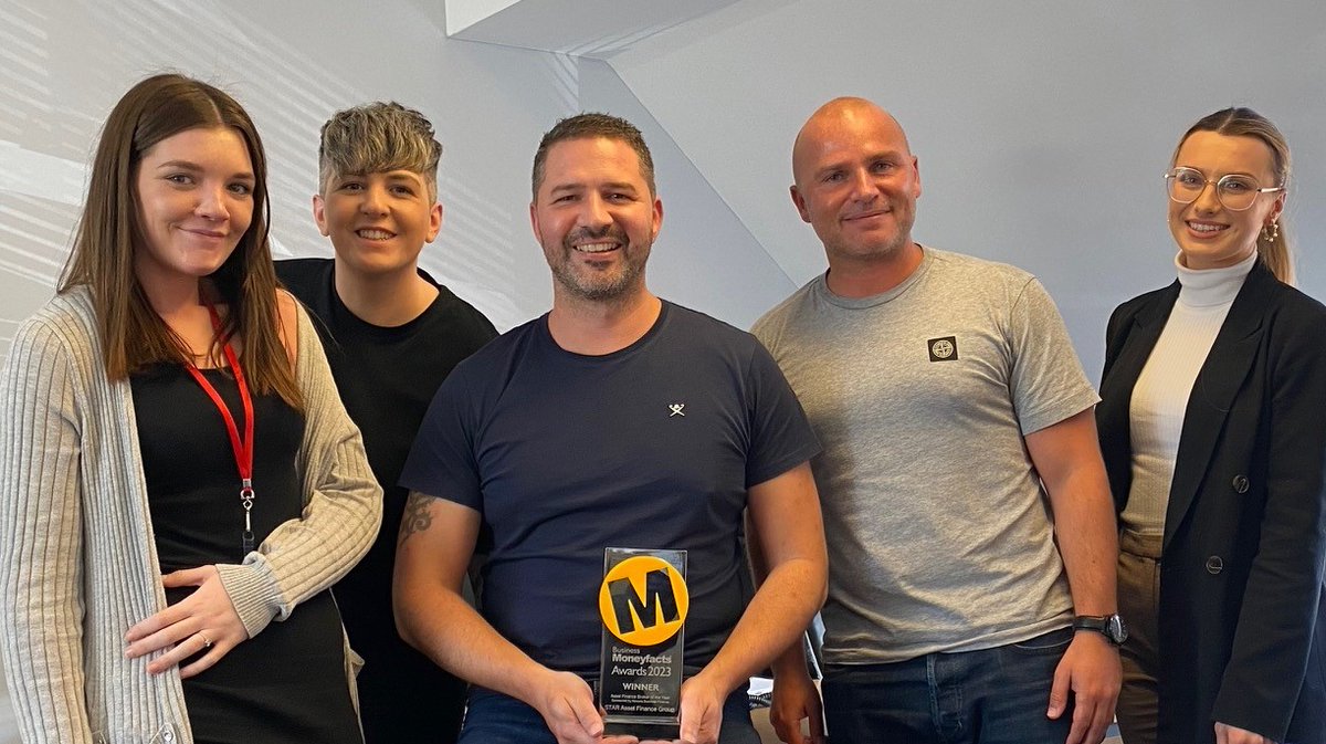 Having recently secured the Moneyfacts Group plc Award for Broker of the Year as part of the STAR Asset Finance Group - the trophy arrived here last week as part of its' "UK Tour" to all 4 STAR Companies!
It's now headed off on its' next stop.. #awardwinningteam #award #bmfawards