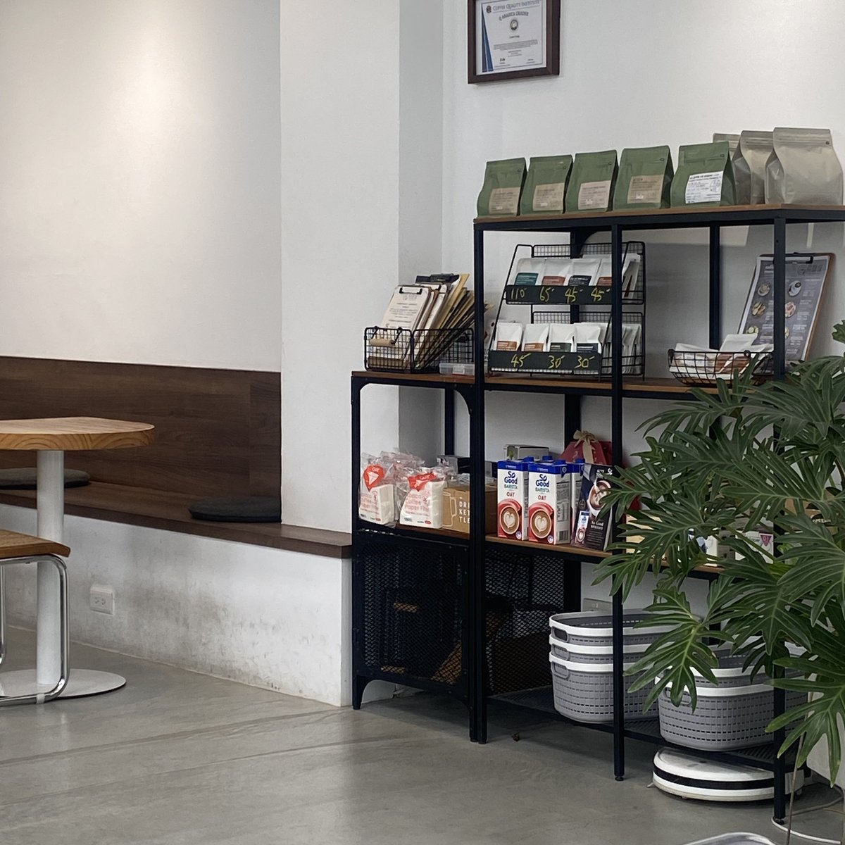 在這邊待了四年才終於來ㄉ寶藏咖啡廳
喜歡到願意再來每個禮拜來一次欸
很舒服 空間感很夠 選擇很多
咖啡跟鬆餅可頌都便宜好吃☕️🥞

重點是!!有插座!!!!! https://t.co/7Pm5Qt4MHY