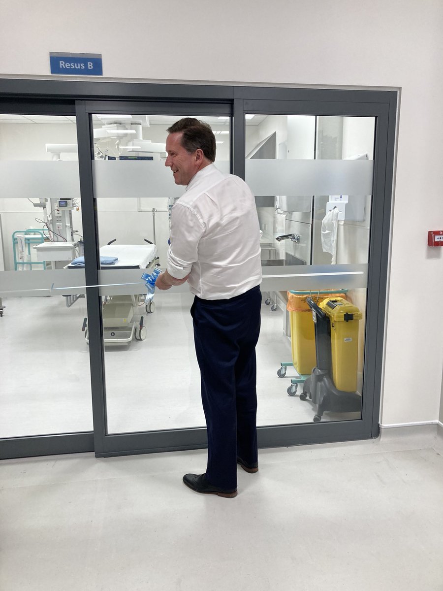Key @nhsuhcw milestone yesterday that will improve patient & staff experience: successful delivery of Phase 4 of the emergency dept expansion project (& ribbon-cutting 🎀 ✂️😊) - two new resuscitation cubicles opened alongside other new developments. Well done all! 💙