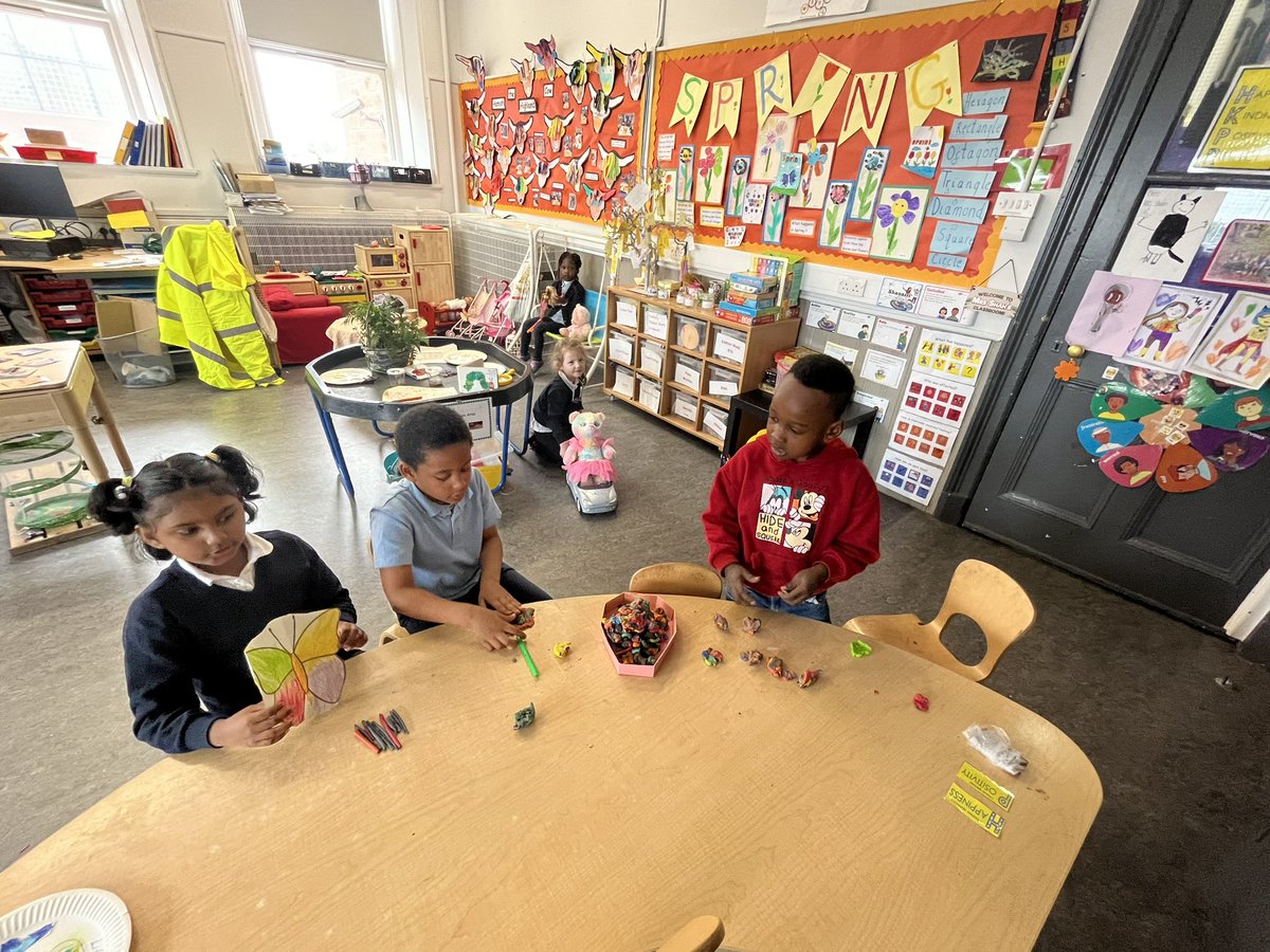 ibroxprimary's tweet photo. We love observing the caterpillars and taking notes. We also enjoyed reading the story to our baby and making the 4 stages of the butterfly cycles with play dough 🥚🐛🟤🦋#LearningthroughPlay #lifeCycleofaButterfly @GlasgowNurture @nurtureuktweets https://t.co/QVLcXhQais