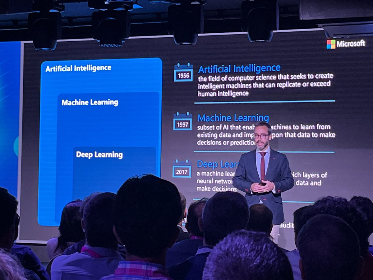 jacello's tweet photo. Interesante ponencia en #DiaTIC de Adrián González de @MicrosoftES sobre la revolución de la inteligencia artificial generativa y OpenAI. https://t.co/8nnWuRkZPm