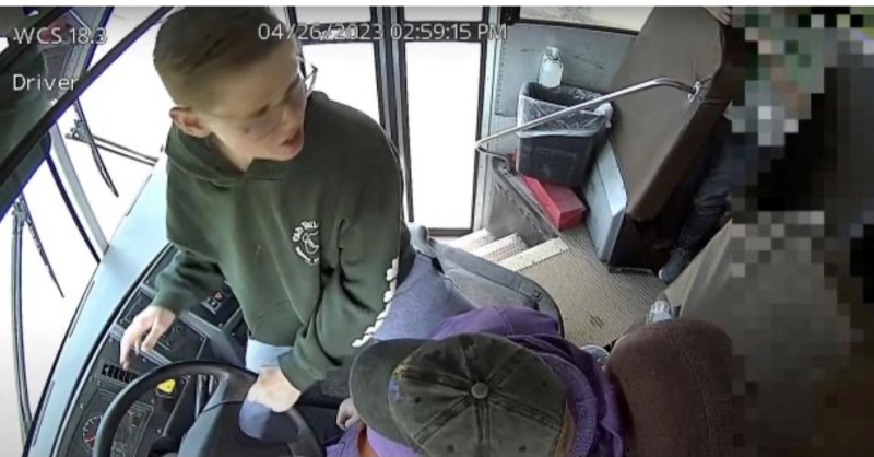 jamesjpdrake's tweet image. 13year-old Dillon Reeves was the only child on his Michigan school bus not distracted by electronic devices. He sprang to safely control the bus as he saw it swerve when the driver fainted.