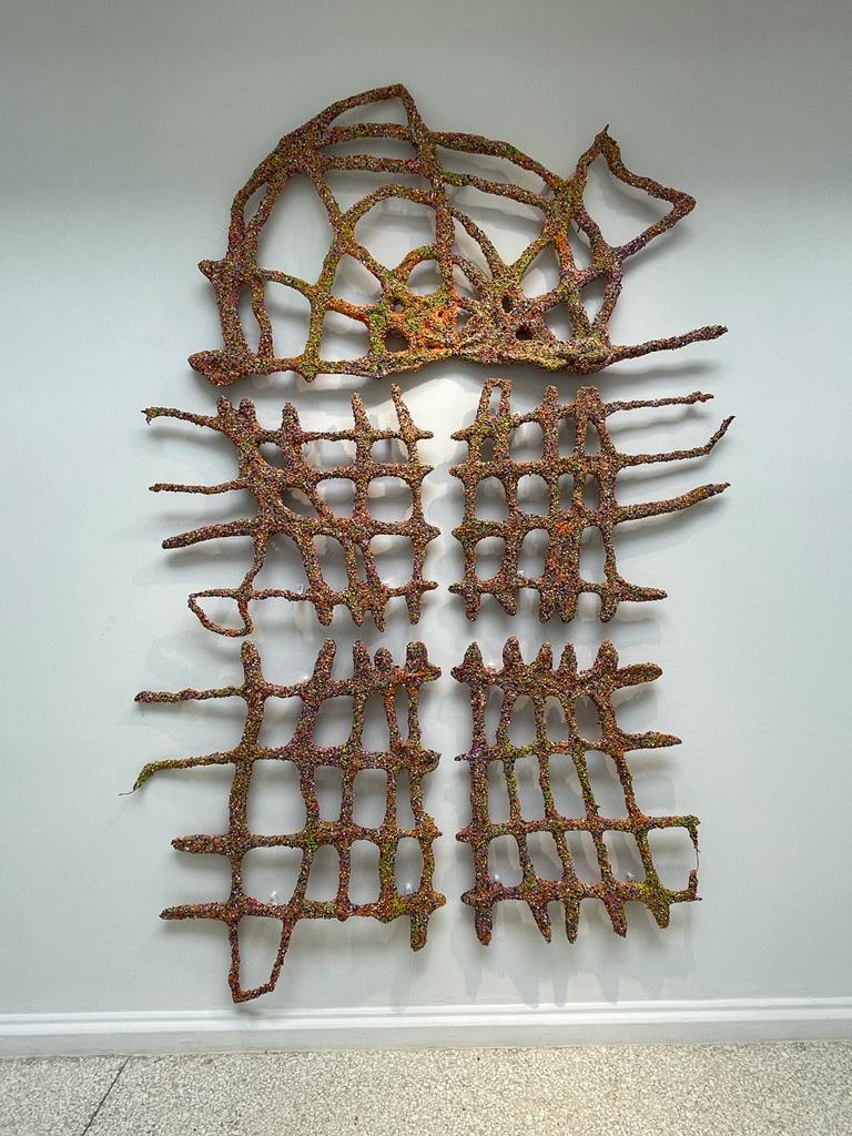 "Everlasting Plastics", la nuova mostra a @LaBiennale di #Venezia, stimola riflessione su ruolo della plastica nella società. Artisti e designer 🇺🇸 propongono soluzioni innovative per #RiduciamoGliSprechi. Scoprite come l'arte può ispirare cambiamenti positivi per futuro!