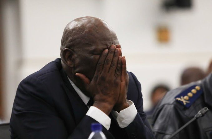 KingMayeks's tweet image. #SenzoMeyiwatrial yooh yooh Thixo lo baba..  Tefo o ema ka tsona tse yerr