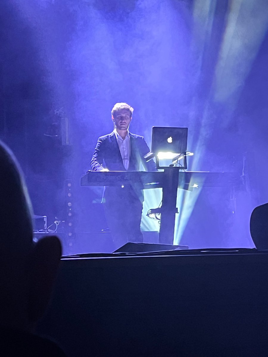 <a href="/midgeure1/">midge ure💙</a> what a show last night, so worth waiting for. Shout out to India Electric Company too. Such showmanship, staging, lighting, sound, the whole shebang was amazing. #stillgotit #clouds #Vienna #Hymn 👏👏👏