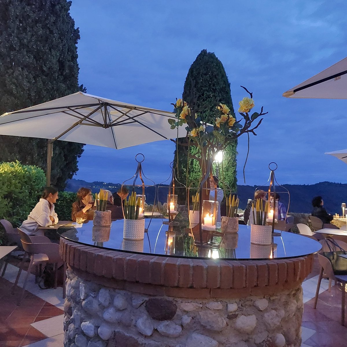 Dopo 3 lunghi anni possiamo finalmente dirlo: il nostro ristorante presso #LaFilandaVillaggioAlbergo a #CostermanoSulGarda ha riaperto! 🙌🏻
Abbiamo approfittato del periodo di limitazioni per ristrutturare e ora, con la nuova gestione, siamo pronti ad accogliere i nostri ospiti 👨🏻‍🍳