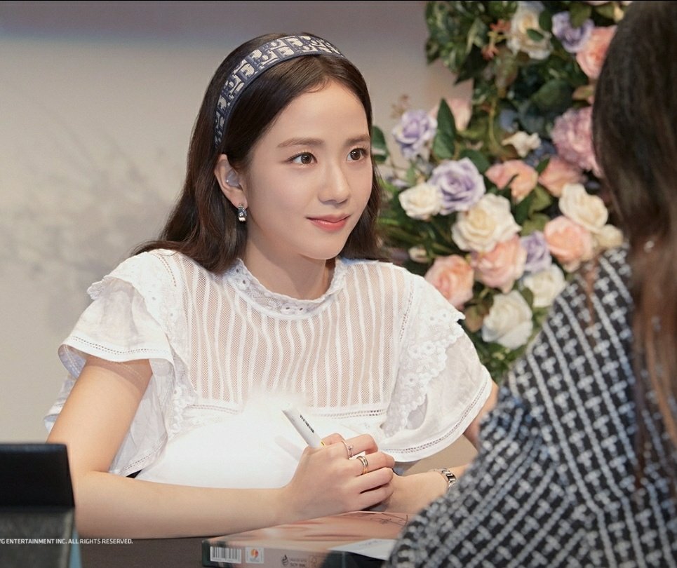 keopikiss's tweet photo. i always admired jisoo for being so attentive to her fans. she's so sincere and lovely all the time 🥺🤍 https://t.co/26uC5IalLA