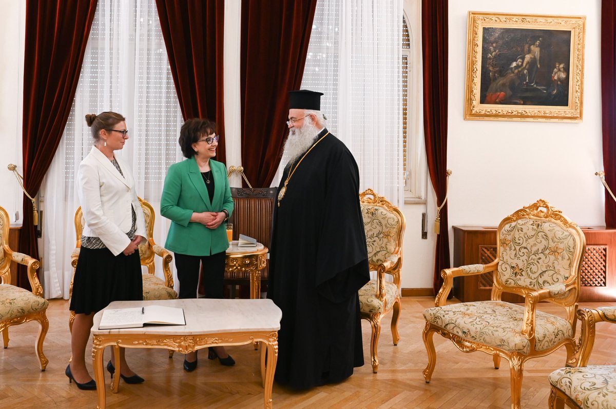 KancelariaSejmu's tweet photo. 📸#Nikozja. Spotkanie marszałek Sejmu @elzbietawitek z arcybiskupem Justyniany i Cypru Georgiosem.
Marszałek Sejmu towarzyszą wiceprzewodnicząca Polsko-Cypryjskiej Grupy Parlamentarnej poseł @MartaKubiak8, szef Kancelarii Sejmu Agnieszka Kaczmarska oraz ambasador RP na #Cypr Irena Lichnerowicz.
🇵🇱🇨🇾