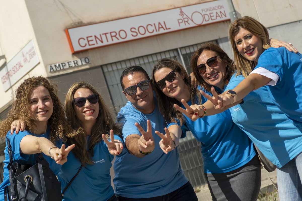 Seguimos con nuestro #MesSocial.
Nuestros #Voluntarios junto a La Fundación Prodean imparten una clase para reforzar diferentes materias a niños en exclusión social de Sevilla.
#CABKAcciónSocial #VoluntariadoCaixaBank