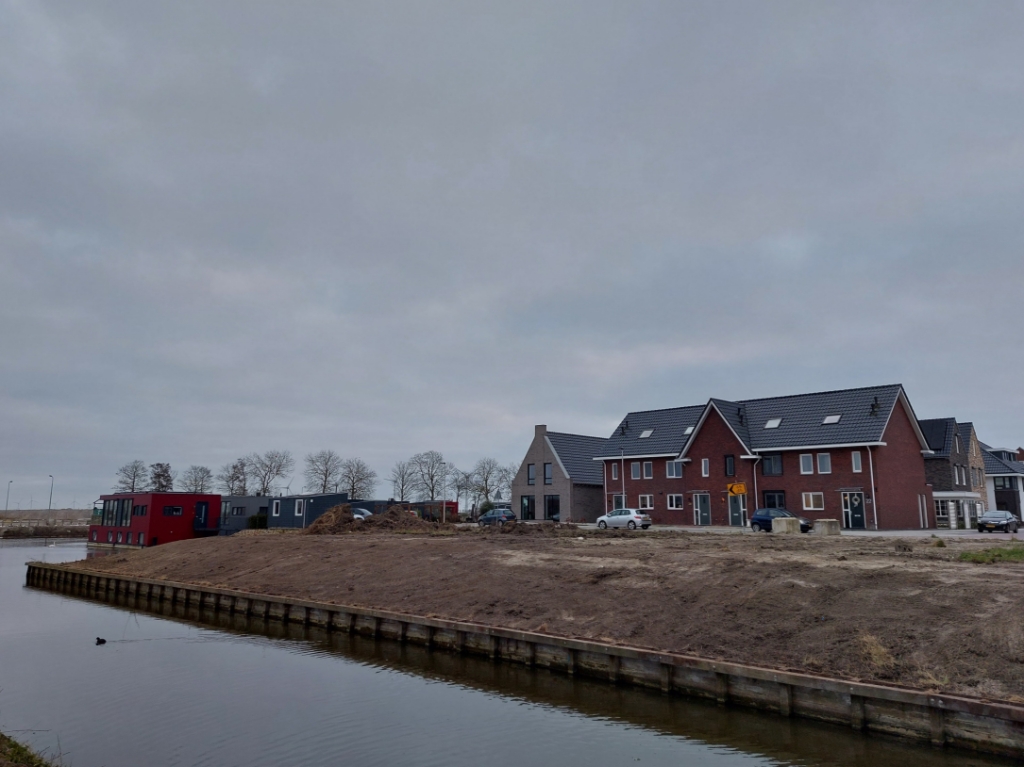 ‘Waterstaete’ aan de Christinastraat naast woonarken op grens van Urk en polder -  heturkerland.nl/l/44066  heturkerland