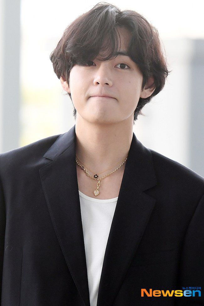 BORAHAEoo7's tweet photo. taetae just chilling relaxing living with his life at paris but then he face another controversy the fact that hes doing nothing wrong 

I feel sorry for him 😔😔

#TAEHYUNGOURSHININGSTAR https://t.co/Q5PVE2iTgh