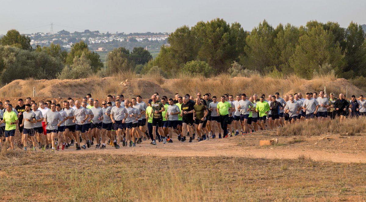 CGTAD_NRDC_ESP's tweet photo. @CGTAD_NRDC_ESP Cohesion run: Building unit cohesion through physical training. The importance of cohesion and the benefits that strong teams can provide to an organization.
#WeAreNATO #TwelveNationsOneTeam https://t.co/amU8H4Qpt6