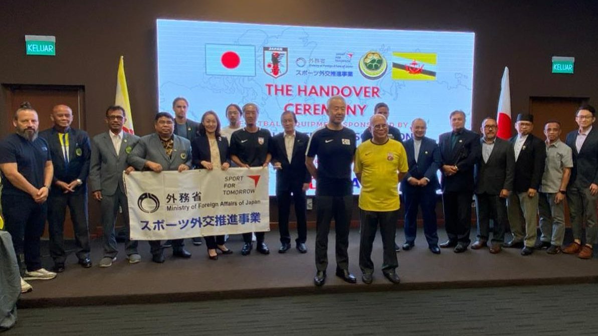MofaJp_Sports's tweet photo. More friendship and cooperation in the field of sports with Brunei Darussalam🌈⚽️

Football equipment donated by the @jfa_en has been handed over to @bruneifootball!
We hope our friendship between Brunei Darussalam and Japan will be further deepened through sports🇧🇳🤝🇯🇵 https://t.co/snn7wum6RA