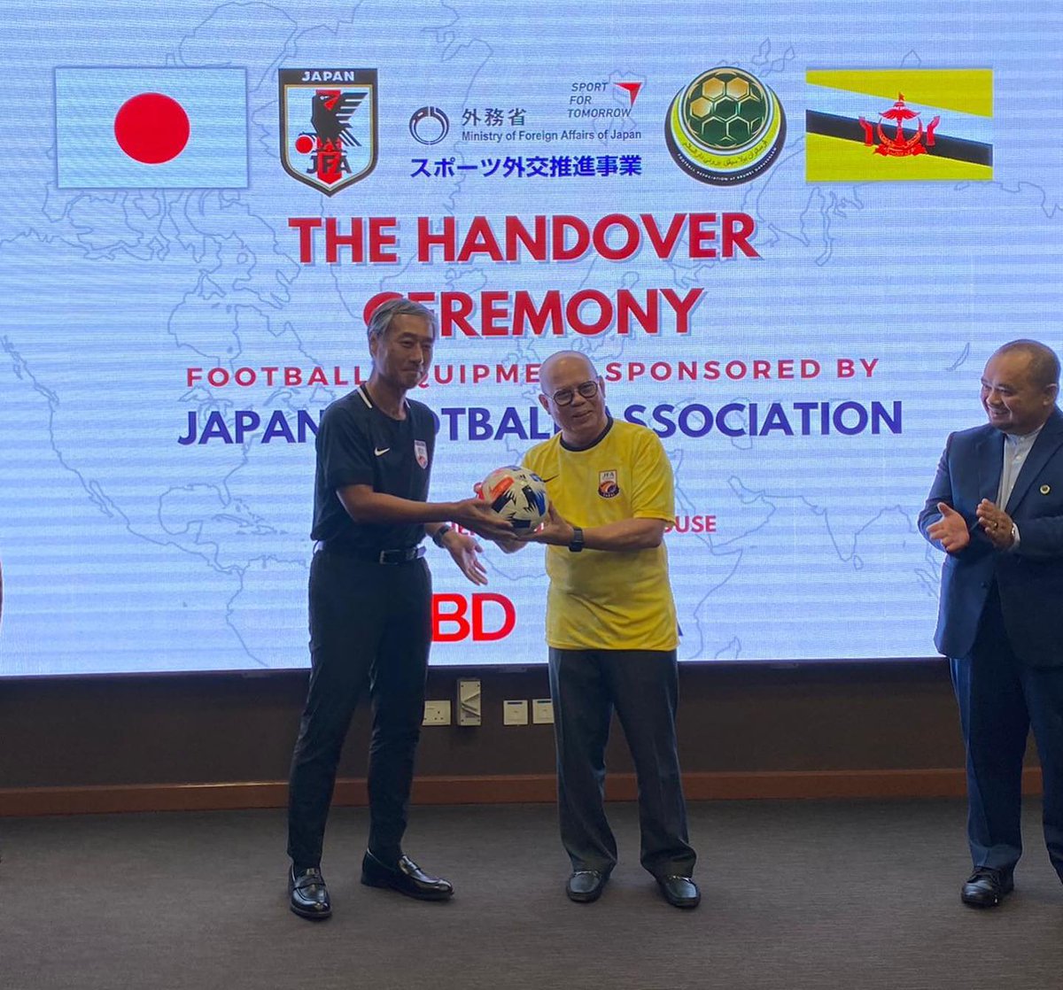 More friendship and cooperation in the field of sports with Brunei Darussalam🌈⚽️

Football equipment donated by the <a href="/jfa_en/">jfa_en</a> has been handed over to <a href="/bruneifootball/">Football Association of Brunei Darussalam</a>!
We hope our friendship between Brunei Darussalam and Japan will be further deepened through sports🇧🇳🤝🇯🇵