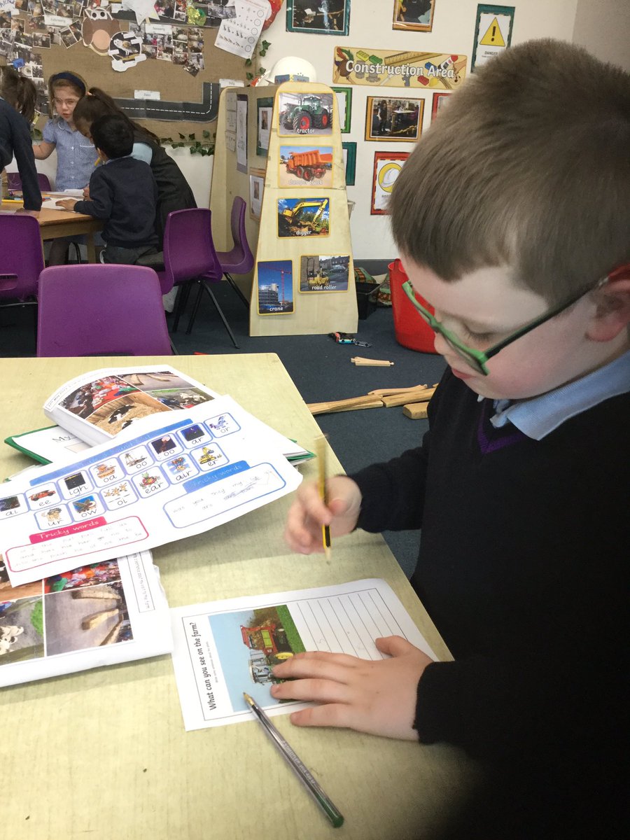 AHMrsMoore's tweet photo. Wonderful enthusiasm to write for our Dojo Challenge this morning π« π #purposefulwriting #boyswriting @AcreHall @BrightFuturesET https://t.co/azjtrHMb1N