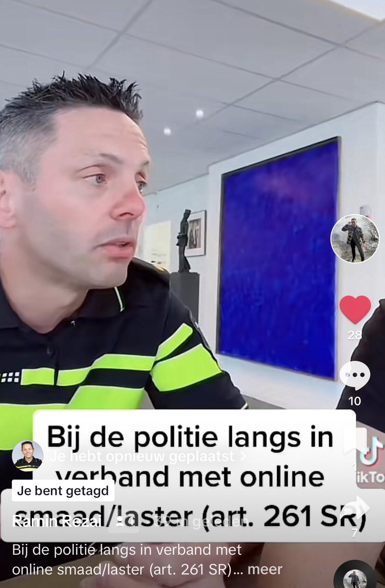 politie_johan's tweet image. Een niet alledaagse oplossing net nav hulpvraag burger. Wordt online leugens over hem verspreid. Dat vraagt om een online antwoord. Even meegewerkt aan z’n TikTok. Kon ik 20 jaar geleden ook niet bedenken. 😃

Burger tevreden weer naar huis. #smaad #laster